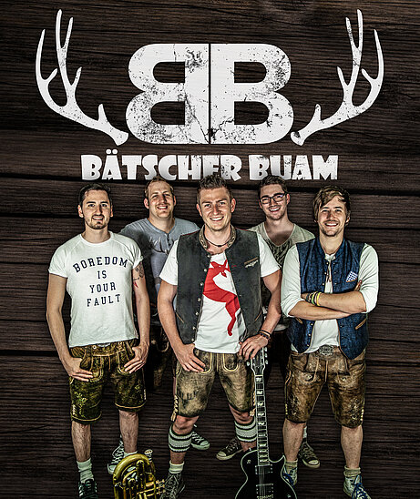 Bandfoto der Bätscher Buam. 5 junge Musiker in Lederhose stehend unter dem Bandlogo.
